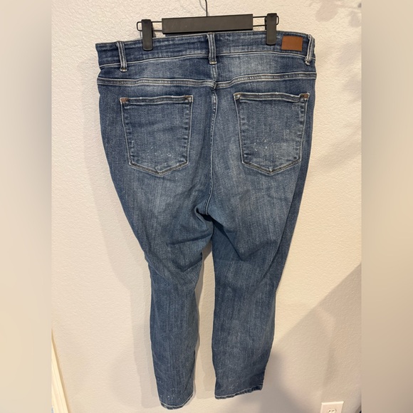 Judy Blue Boyfriend Jeans in Classic Blue with bleach splatter - Picture 7 of 8